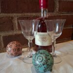 To graverede glas foran flaske med rødt segl