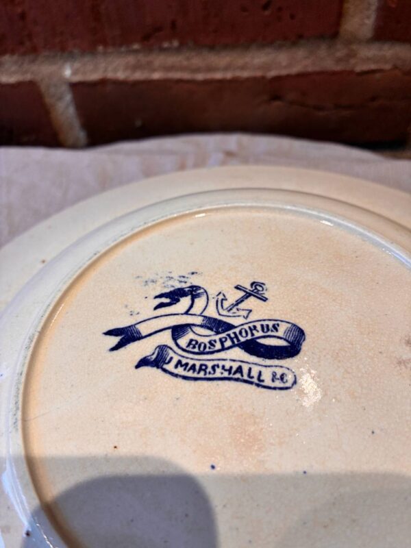 Bagside af blå porcelænsskål med Bosphorus Marshall & Co. mærke