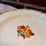 Detalje af Solbrud tallerken med orange og gule blomster