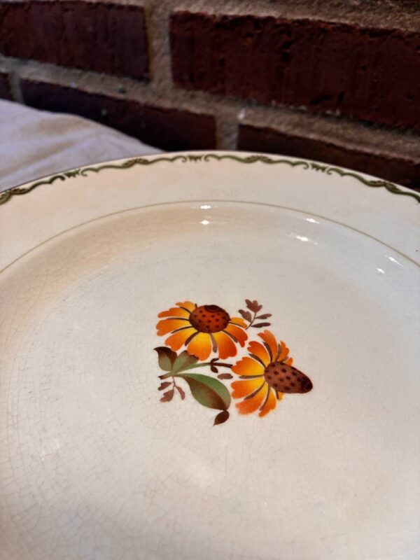Detalje af Solbrud tallerken med orange og gule blomster