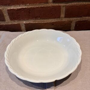 Hvid dyb tallerken med bølget kant, set fra oven