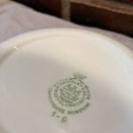 Bagside af tallerken med Grindley Staffordshire Ironstone stempel