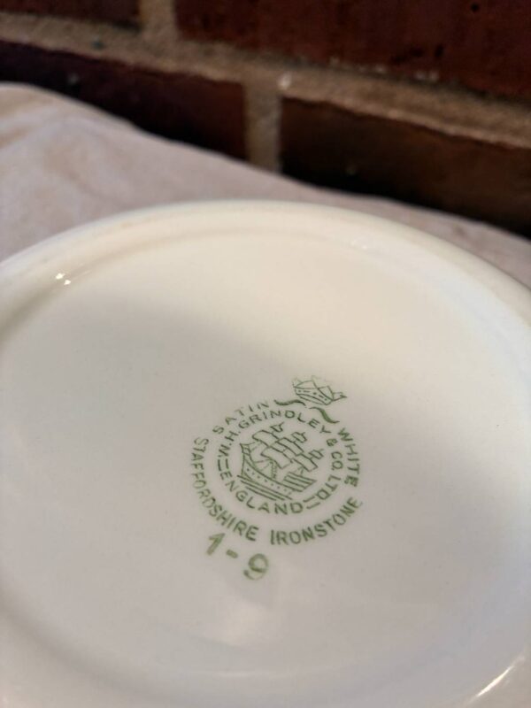 Bagside af tallerken med Grindley Staffordshire Ironstone stempel