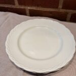 Hvid flad tallerken fra Staffordshire Ironstone med flettet kant