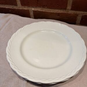 Hvid flad tallerken fra Staffordshire Ironstone med flettet kant