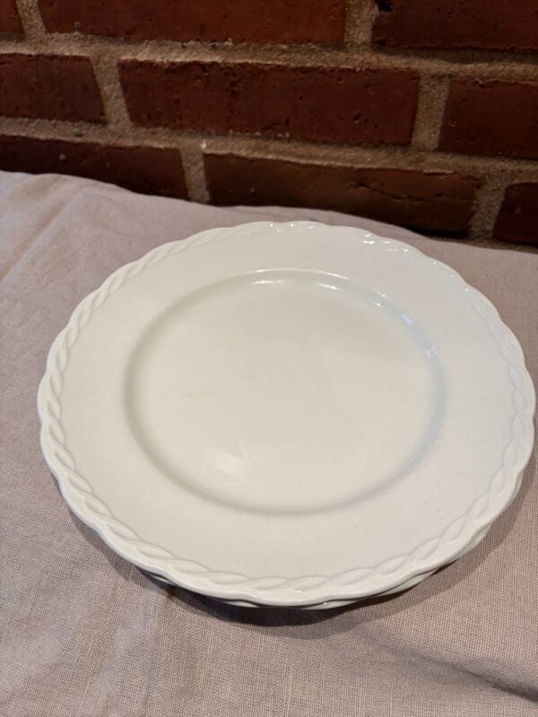 Hvid flad tallerken fra Staffordshire Ironstone med flettet kant