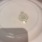Bagsiden af tallerken med Staffordshire Ironstone stempel