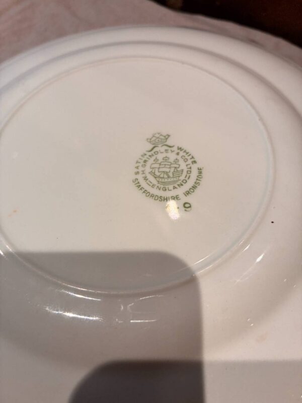 Bagsiden af tallerken med Staffordshire Ironstone stempel