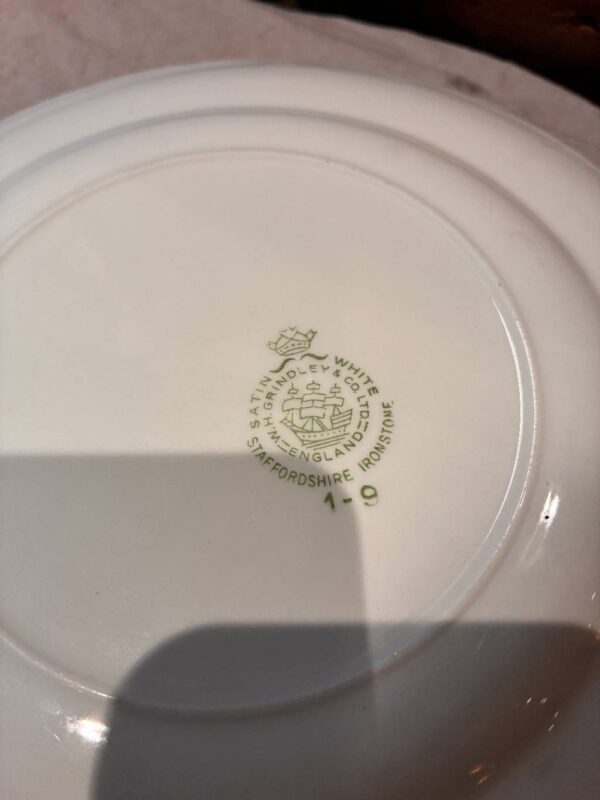 Detalje af Staffordshire Ironstone logo på bagsiden