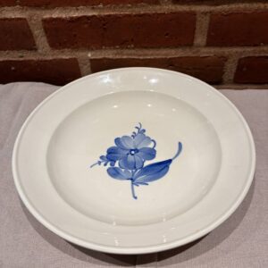 Elegant dybtallerken med blåt blomstermotiv