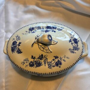 Terrin med blå blomster og låg fra Erik Sarreguemines