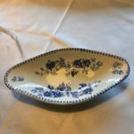 Rundt porcelænsfad med blå blomsterdekoration