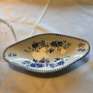 Rundt porcelænsfad med blå blomsterdekoration