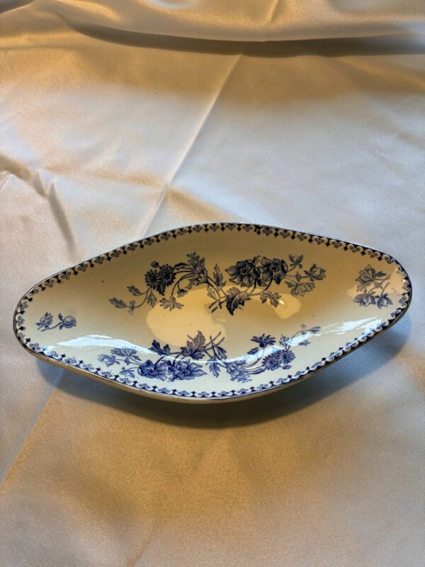 Rundt porcelænsfad med blå blomsterdekoration
