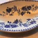 Nærbillede af blomstermønster på porcelænsfad