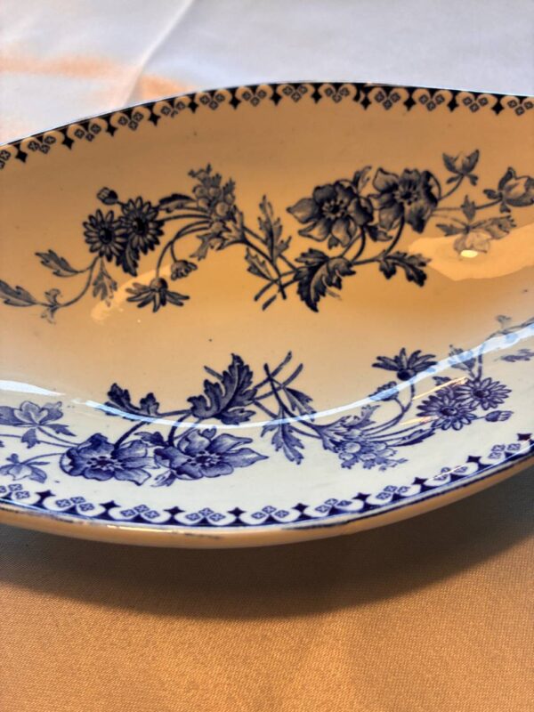 Nærbillede af blomstermønster på porcelænsfad