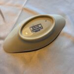 Stempel på bagside af Erik Sarreguemines fad
