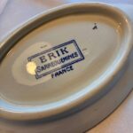 Detalje af manufaktur stempel på porcelænsfad
