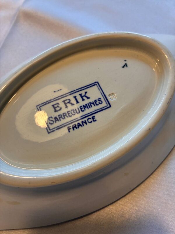 Detalje af manufaktur stempel på porcelænsfad