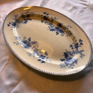 Ovalt serveringsfad med blå blomsterdekor og kant