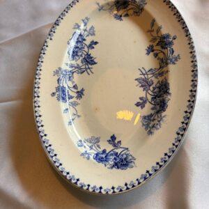 Ovalt fajancefad med blå blomster