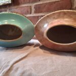 Bund af blå og brun vase med gyldne detaljer