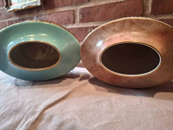 Bund af blå og brun vase med gyldne detaljer