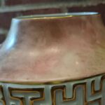 Detalje af brun vase med gylden finish