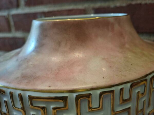 Detalje af brun vase med gylden finish