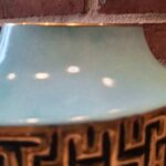 Top af blå vase med gyldne kanter