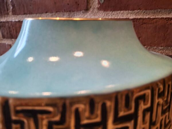 Top af blå vase med gyldne kanter