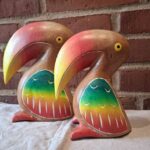 Farverige træfugle med tropiske nuancer ved mursten