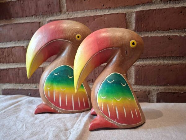 Farverige træfugle med tropiske nuancer ved mursten