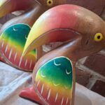 Træfugle med røde, grønne og gule farver