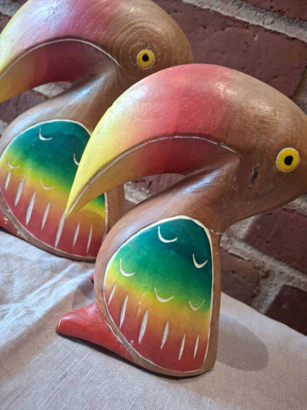 Træfugle med røde, grønne og gule farver