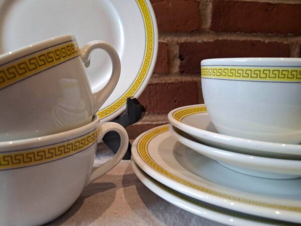 Kopper og tallerkener med gul bort på B&G kaffestel