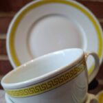 Gult geometrisk mønster på B&G kaffekop