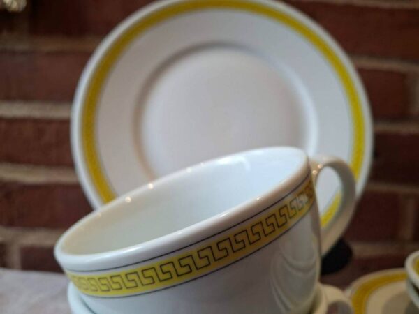 Gult geometrisk mønster på B&G kaffekop