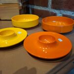Erik Kol Mepal skåle i gul og orange på bord