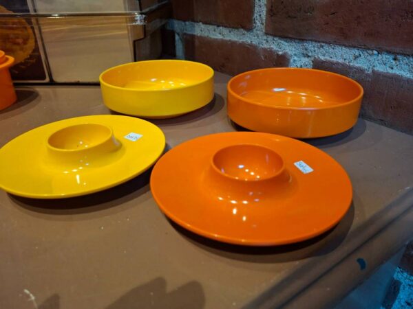 Erik Kol Mepal skåle i gul og orange på bord