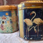 To vintage blikdåser med flamingo- og orientalske motiver