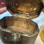 Antik messingdåse med naturlig patina