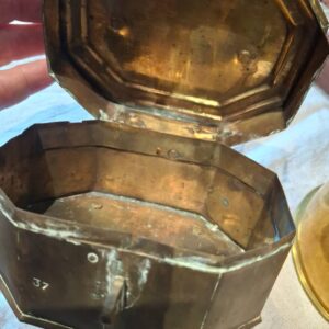 Antik messingdåse med naturlig patina