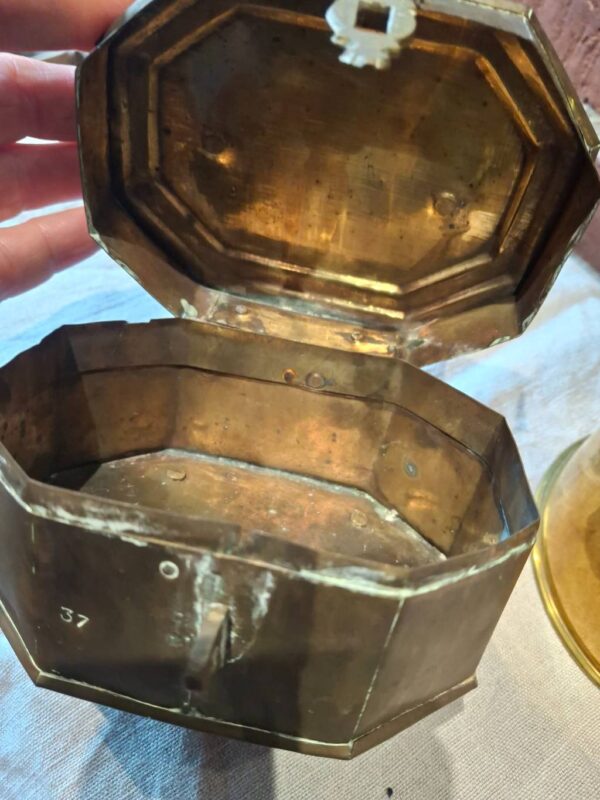 Antik messingdåse med naturlig patina