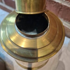 Rund messingdåse med dekorativt låg