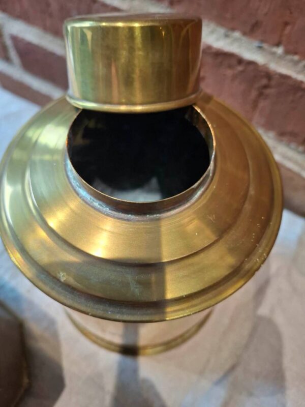 Detaljer af messingdåse og låg i vintage stil