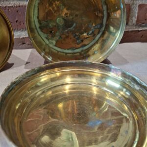 Rund messing dåse med patina og Courant-logo