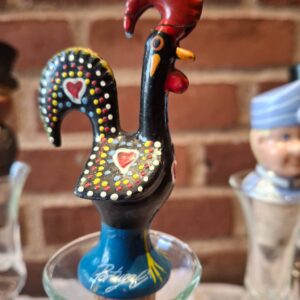 Håndmalet skænkeprop med farverig haneform