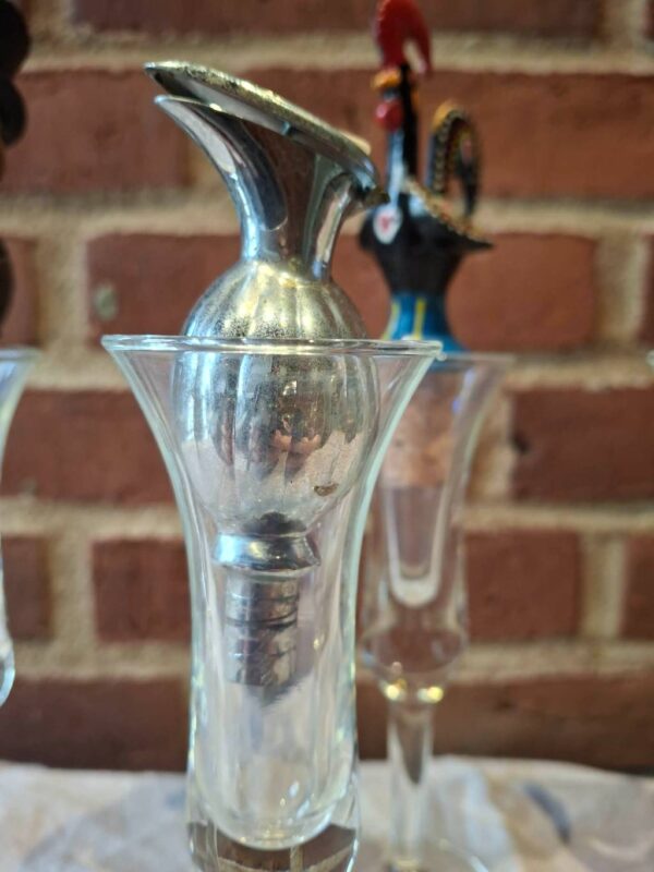 Elegant vintage skænketud lavet af glas og metal