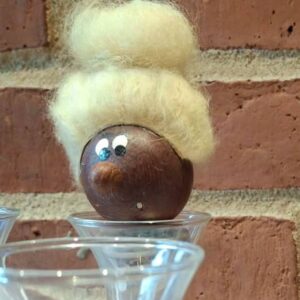 Træskænkeprop med håndlavet ansigt og uldparyk